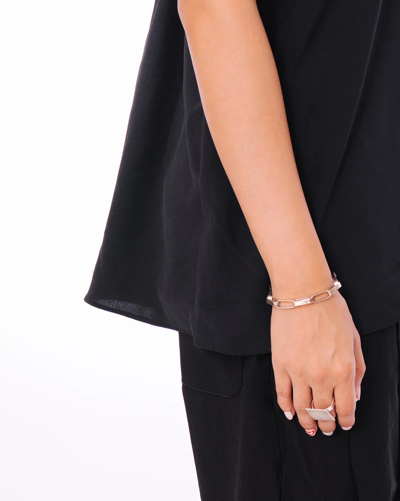 Amna Shariff Silver Silver Flat Loop Bracelet - CULT - haider